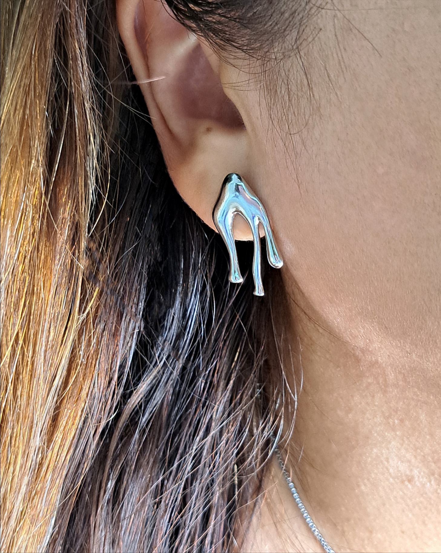 Foto de brinco orgânico escorrido em aço inox Foto de brinco orgânico escorrido em aço inox