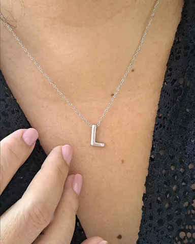 Foto de colar letra em aço inox