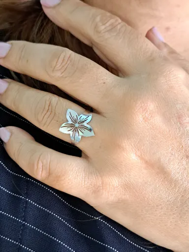 Foto de anel flor detalhes vazados aço inox