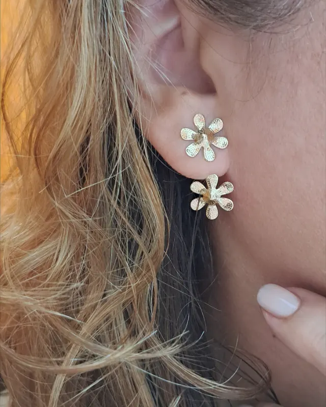 Foto de brinco duplo flor texturizada