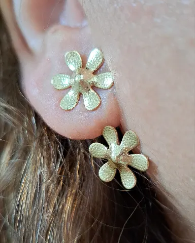 Foto de brinco duplo flor texturizada