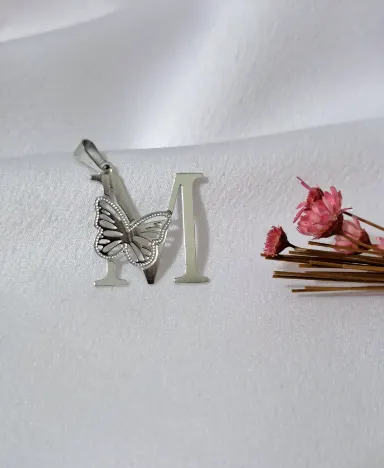 Foto de colar letra borboleta aço inox