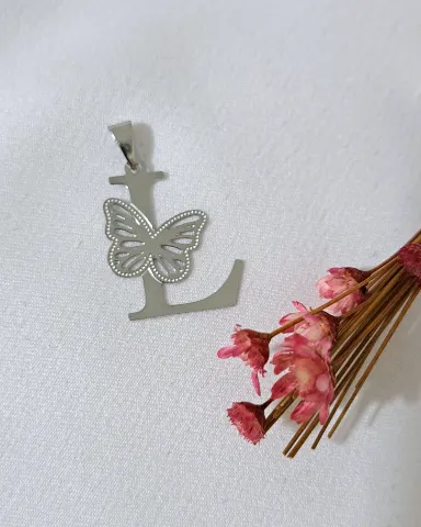 Foto de colar letra borboleta aço inox