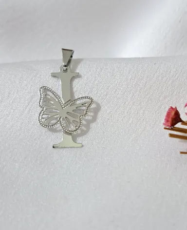 Foto de colar letra borboleta aço inox