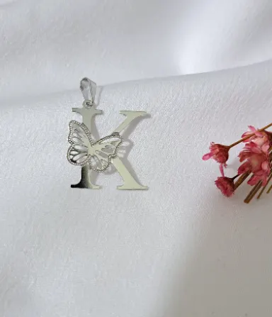 Foto de colar letra borboleta aço inox