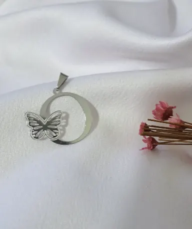 Foto de colar letra borboleta aço inox