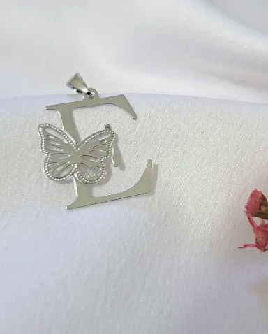 Foto de colar letra borboleta aço inox