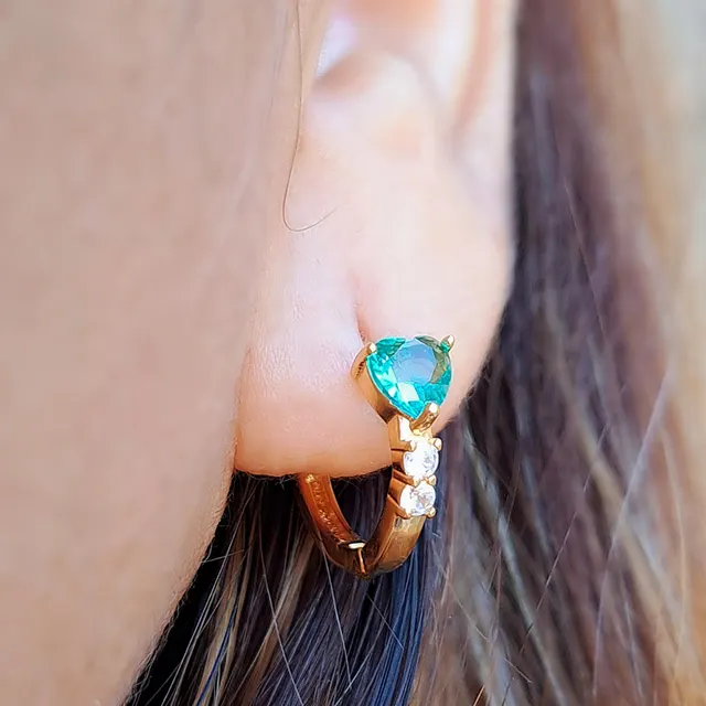 Foto de argola click com zirconia e pedra coração Foto de argola click com zirconia e pedra coração