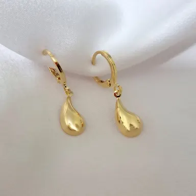 Foto de brinco de argolinha com pingente gota