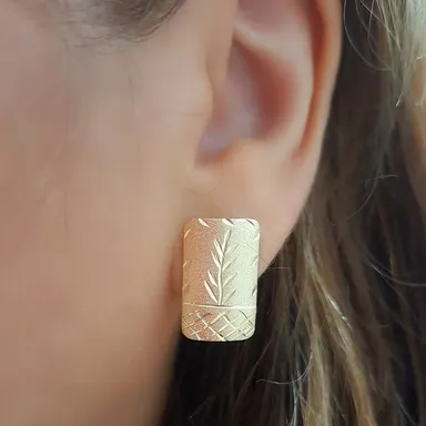 Foto de brinco retangular cintilante com detalhes diamantado