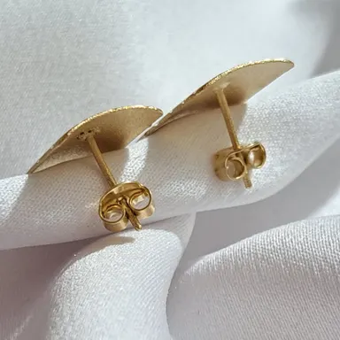 Foto de brinco retangular cintilante com detalhes diamantado