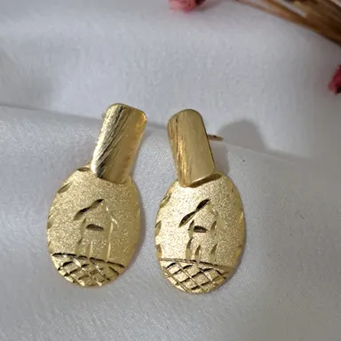 Foto de brinco pingente cintilante com desenho diamantado