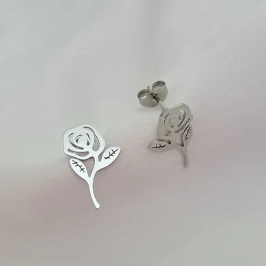 Foto de brinco flor rosinha vazada em aço inox