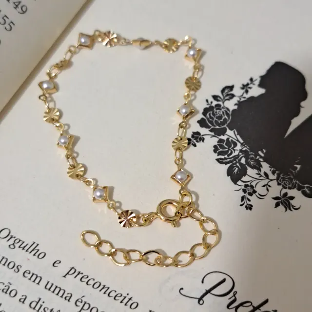 Foto de pulseira círculos diamantados e pérolas Foto de pulseira círculos diamantados e pérolas