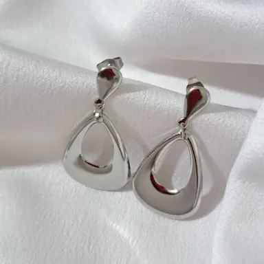 Foto de brinco gota vazada pendurada em aço inox