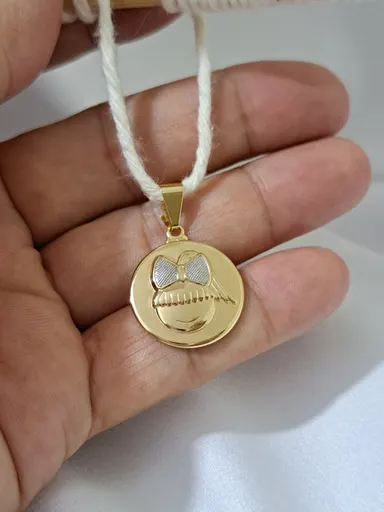 Foto de pingente medalha menina em relevo
