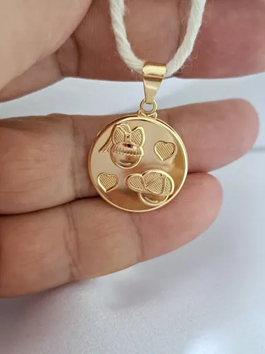 Foto de pingente medalha casal em relevo