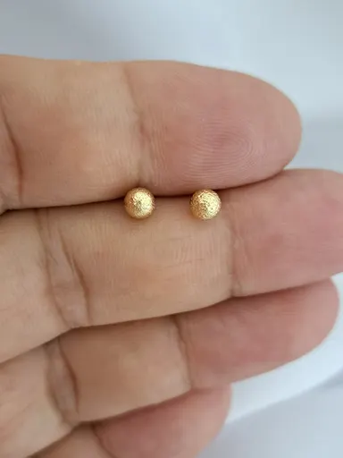 Foto de brinco esfera texturizada de 4mm