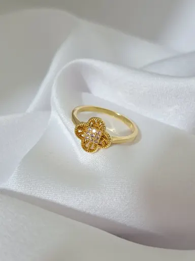 Foto de anel trevo com microzircônias