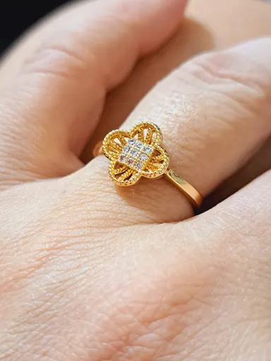 Foto de anel trevo com microzircônias