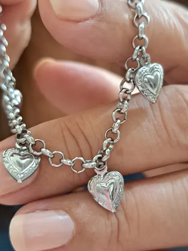 Foto de pulseira 5 corações texturizados em aço inox
