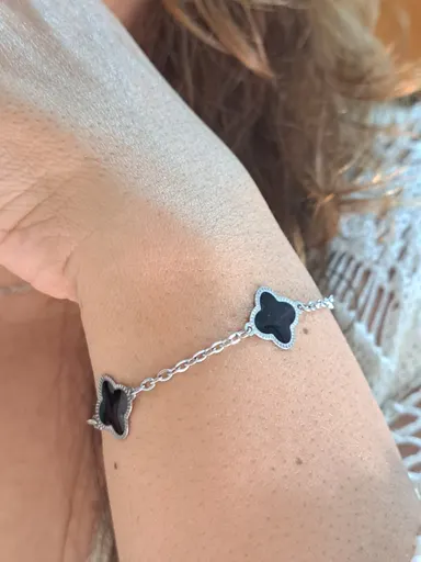 Foto de pulseira trevo resina preta em aço inox