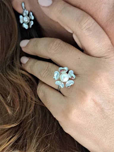 Foto de anel flor com uma pérola aço inox
