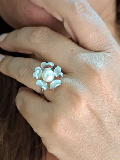 Foto de anel flor com uma pérola aço inox