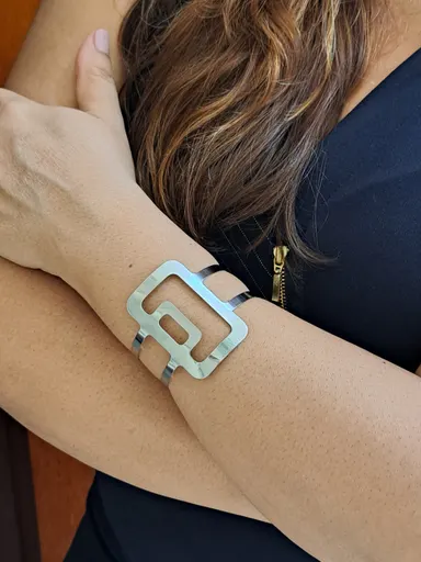 Foto de bracelete futurista em aço inox