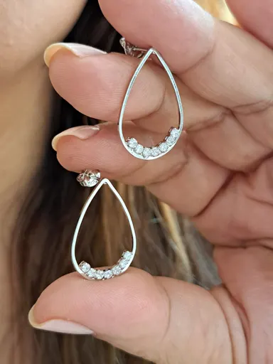 Foto de brinco gota vazada 7 zircônias em ródio