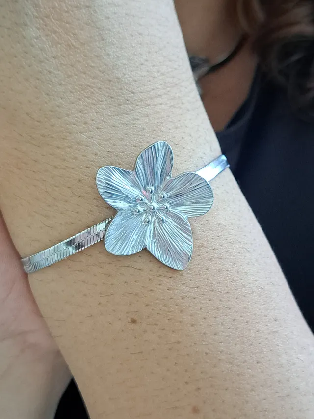 Foto de pulseira aço inox fita com flor Foto de pulseira aço inox fita com flor