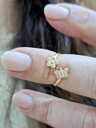 Foto de anel falange flor e borboleta
