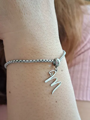 Foto de pulseira berloque letra aço inox