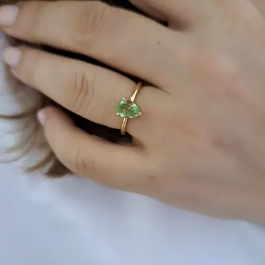 Foto de anel pedra gota verde limão
