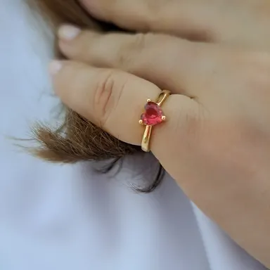 Foto de anel aro liso com pedra coração