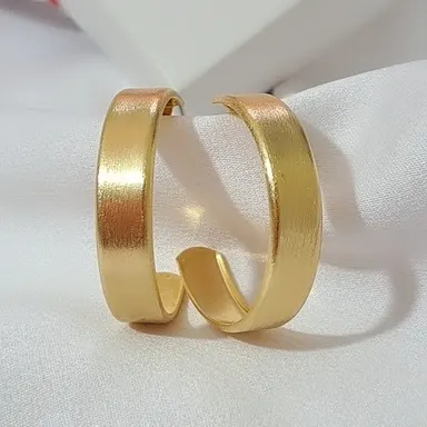 Foto de brinco argola meia cana cintilante