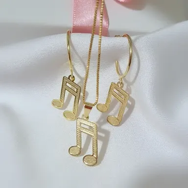 Foto de conjunto argola com pingente nota musical