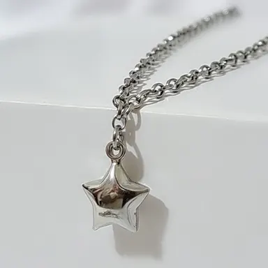 Foto de tornozeleira com um pingente de estrela em aço inox