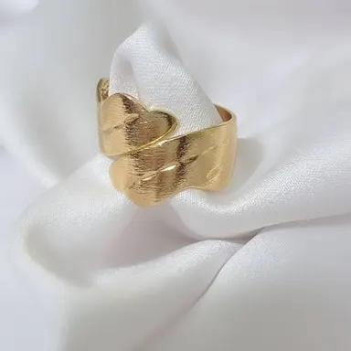 Foto de anel orgânico com detalhes diamantado e abertura frontal