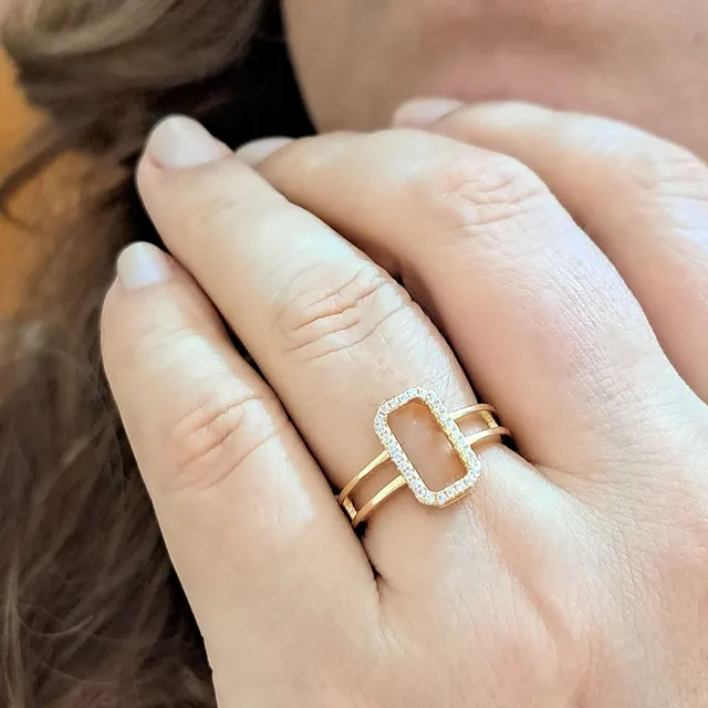 Foto de anel duplo aro retangular com zircônias Foto de anel duplo aro retangular com zircônias