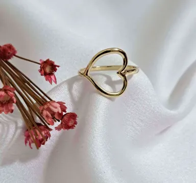 Foto de anel leve coração lateral liso vazado