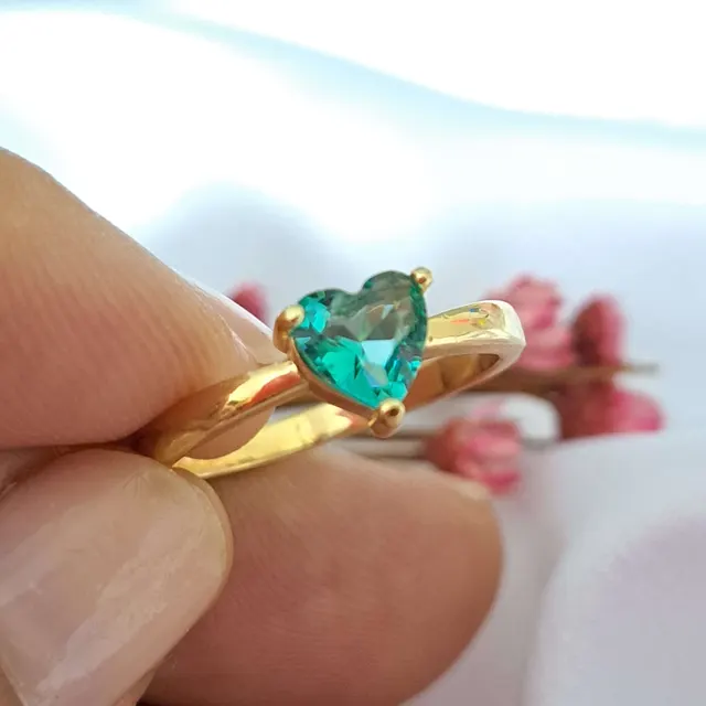 Foto de anel aro liso com pedra coração Foto de anel aro liso com pedra coração