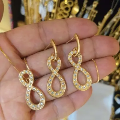 Foto de conjunto infinito cravejado com zircônias