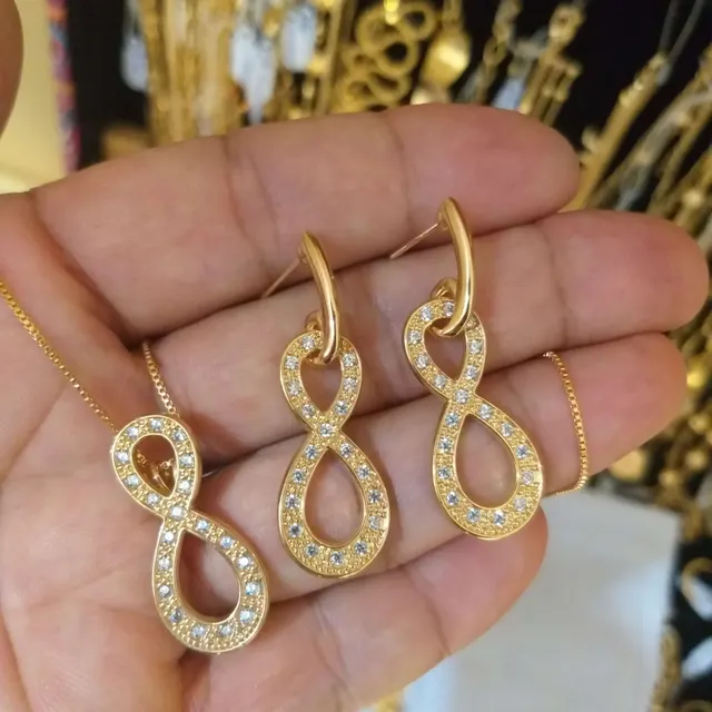 Foto de conjunto infinito cravejado com zircônias Foto de conjunto infinito cravejado com zircônias