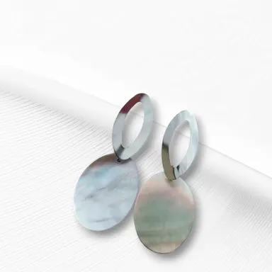 Foto de brinco oval madrepérola em aço inox