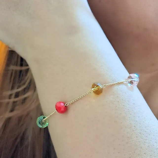 Foto de pulseira com cristais coloridos Foto de pulseira com cristais coloridos