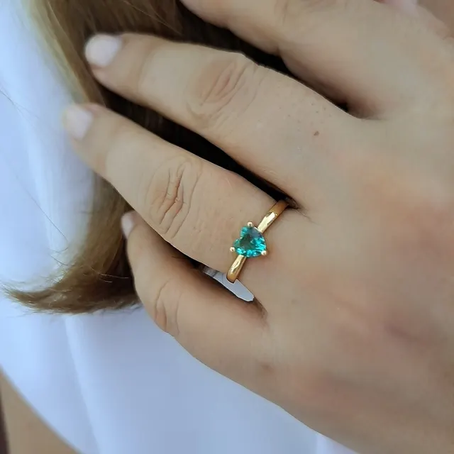 Foto de anel aro liso com pedra coração Foto de anel aro liso com pedra coração