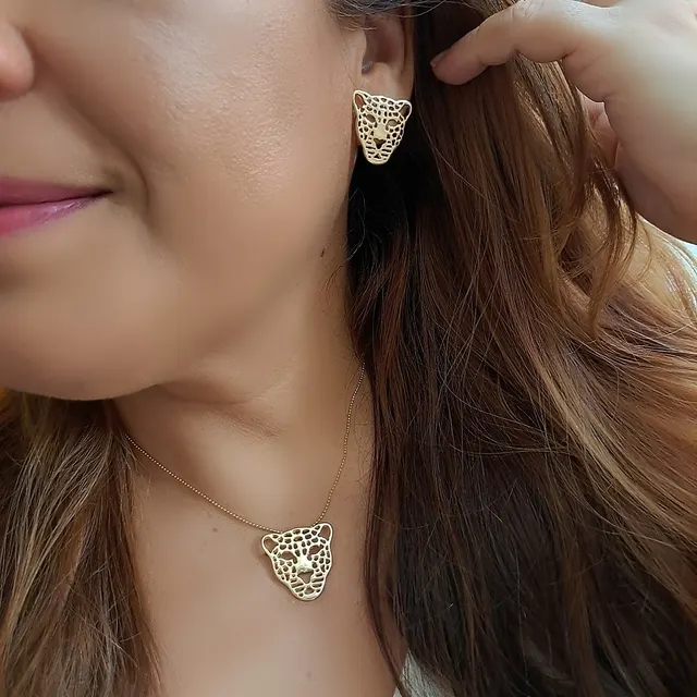 Foto de conjunto onça com detalhes vazados Foto de conjunto onça com detalhes vazados