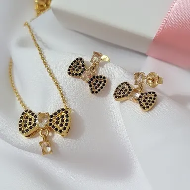 Foto de conjunto laço com microzirconias pretas e dois cristais