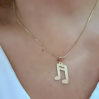 Foto de conjunto argola com pingente nota musical